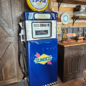 Pompe à essence de marque Wayne des années 50's sous la bannière des pétroles Sunoco..