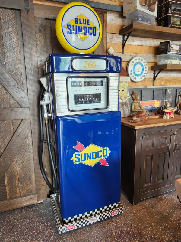 Pompe à essence de marque Wayne des années 50's sous la bannière des pétroles Sunoco..